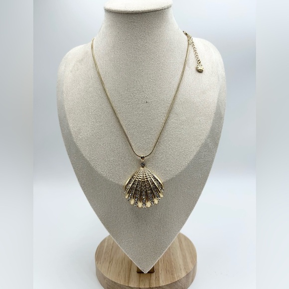 NWT Monet GOLD TONE SHELL PENDANT - Picture 1 of 7